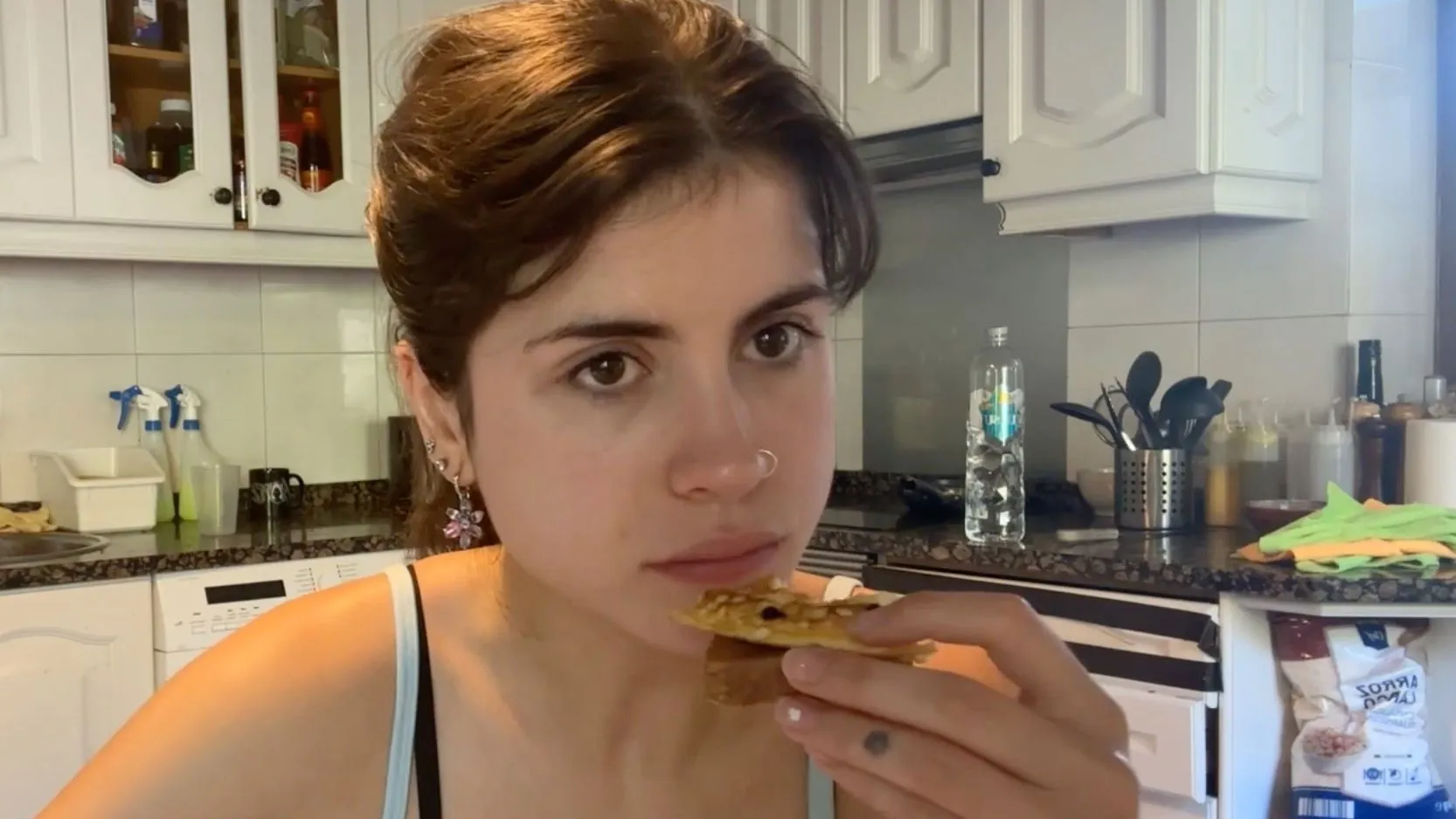 Abby en la casa de Team Heretics