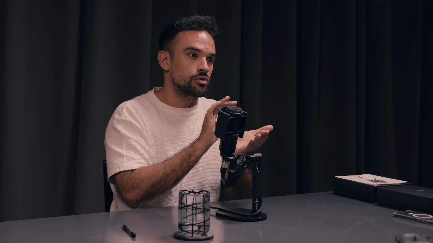 illojuan en un podcast con un micro illojuan en un podcast con un micro