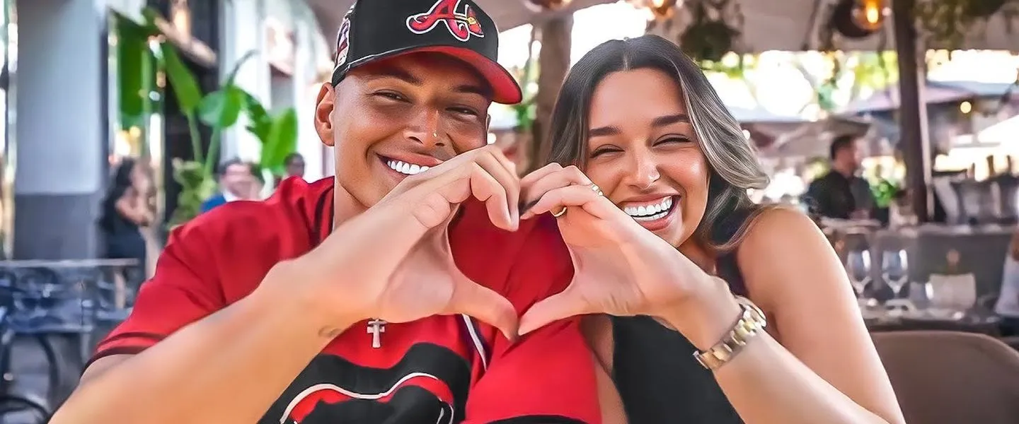 Marlon y Marta Díaz hacen el gesto de corazón juntando sus manos