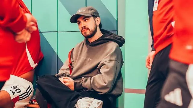 Juan Guarnizo en el vestuario de su equipo