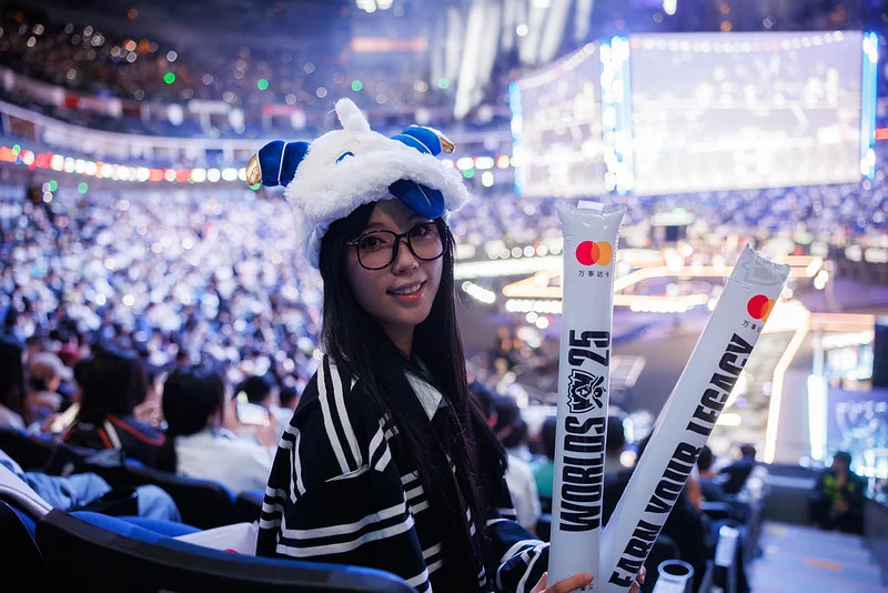 Fanática de League of Legends en Worlds 2025. Créditos: Riot Games