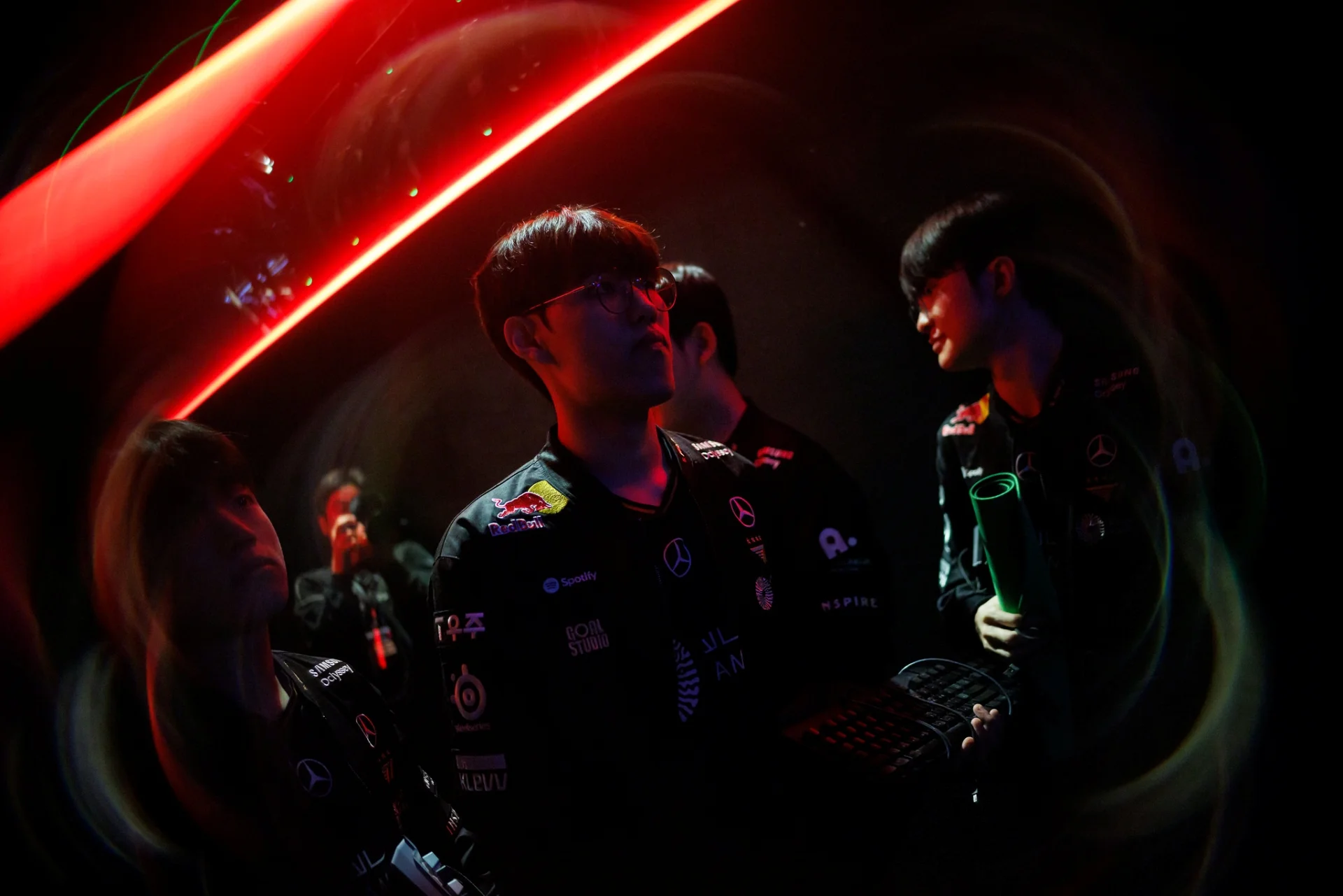 T1 antes de ganar a FlyQuest en Worlds 2025