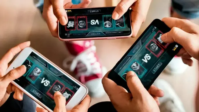 Tres móviles jugando en competitivo