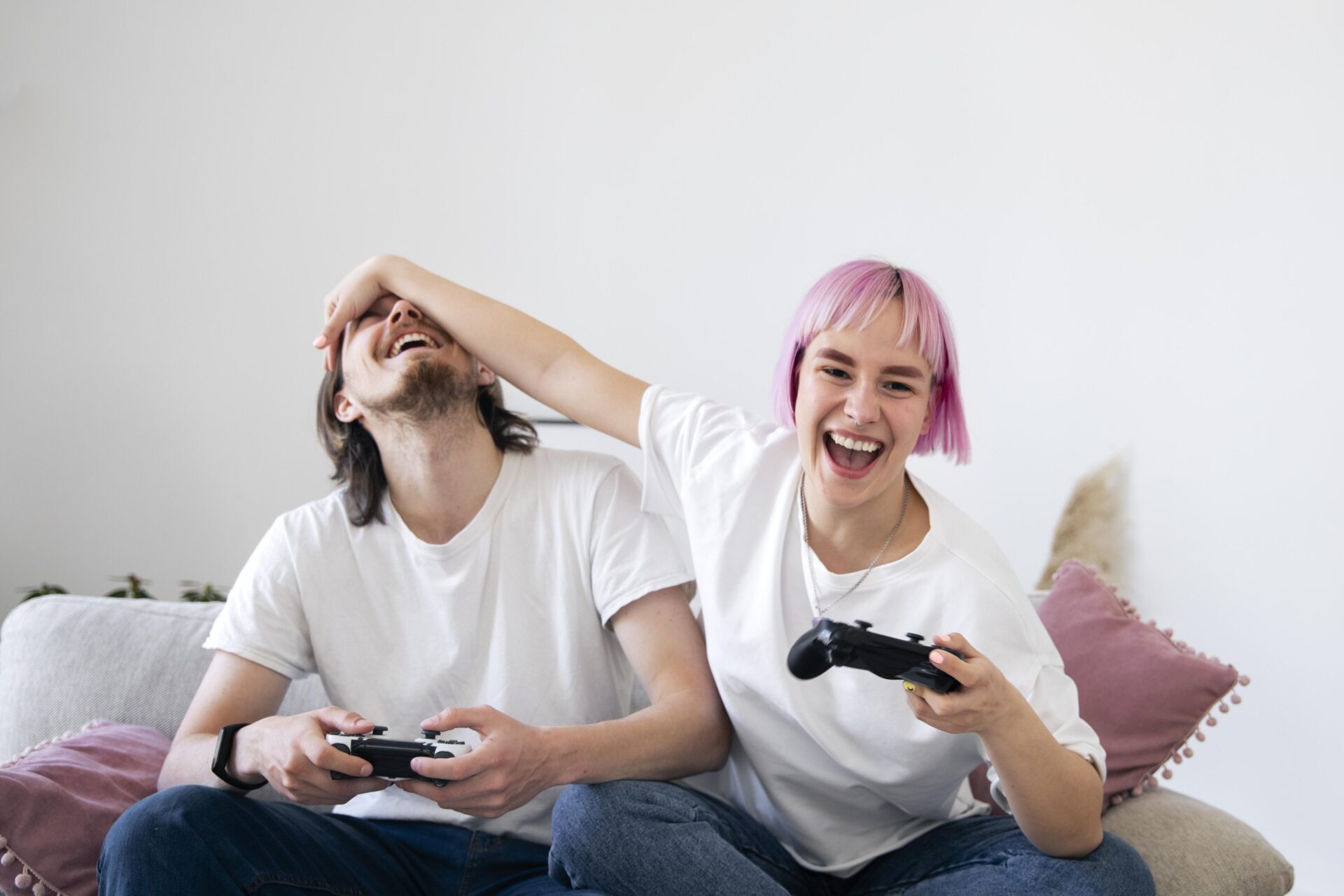 Un hombre y una mujer jugando a videojuegos