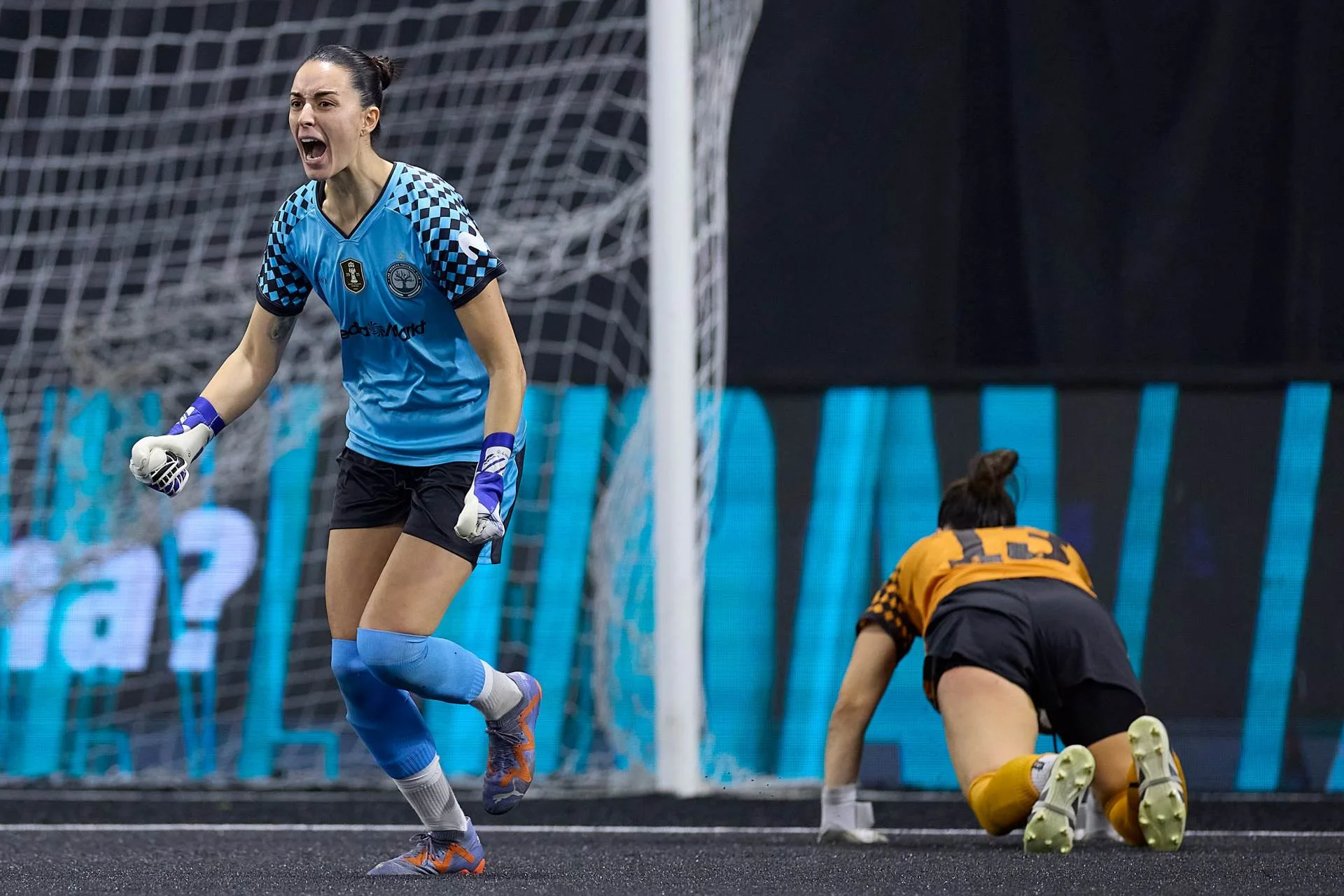 María Pi celebra uno de sus goles con Las Troncas en la Queens Cup