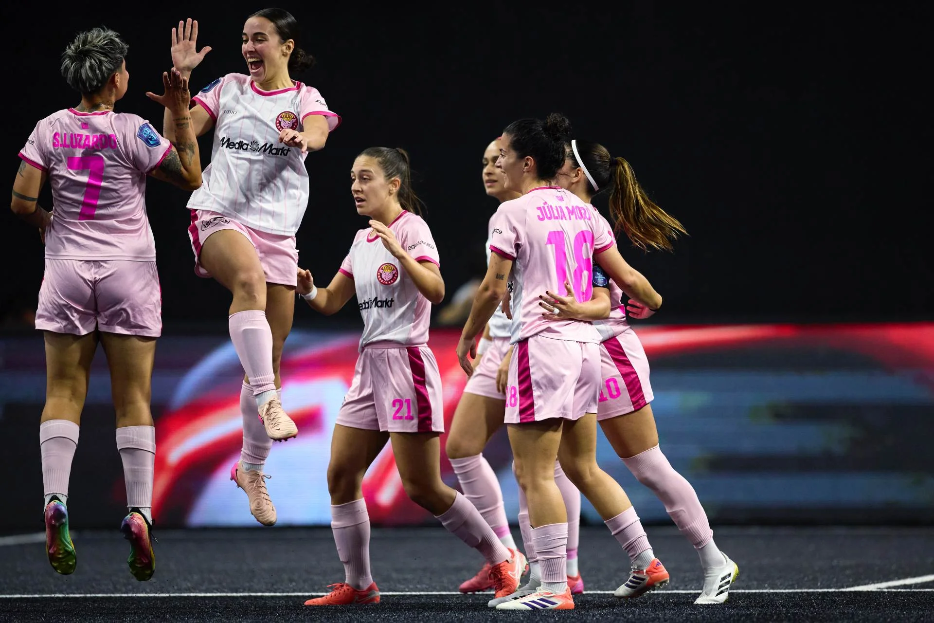 Porcinas celebra un gol en la Queens Cup