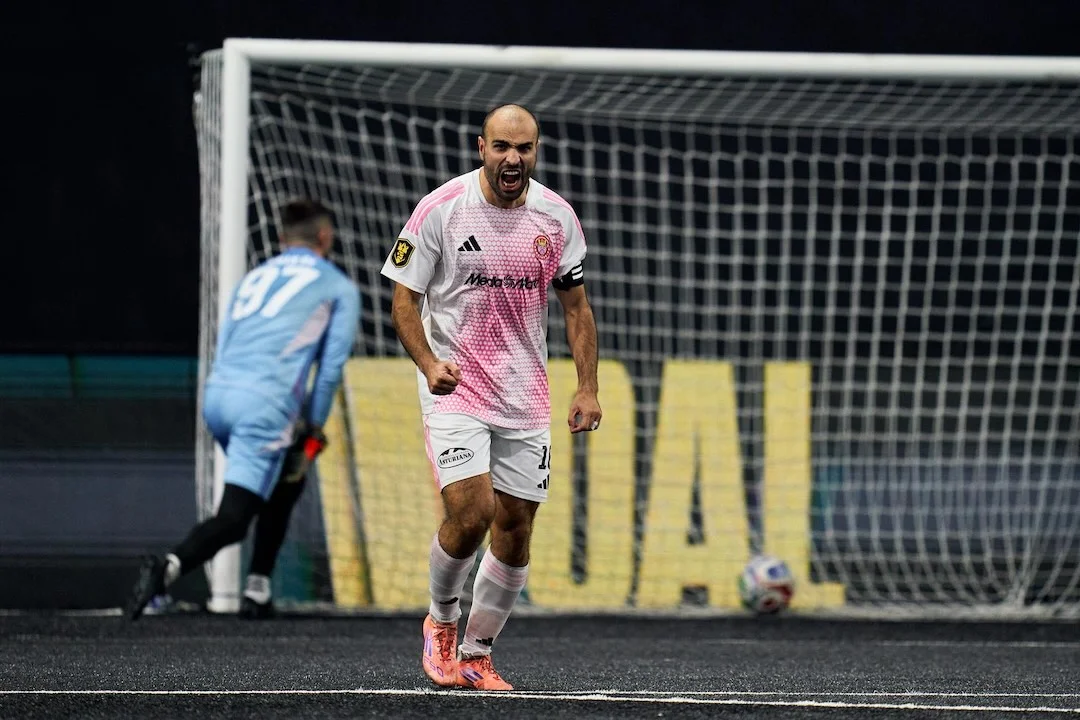 Guti celebra un gol con Porcinos Guti celebra un gol con la camiseta de Porcinos en la Kings Cup