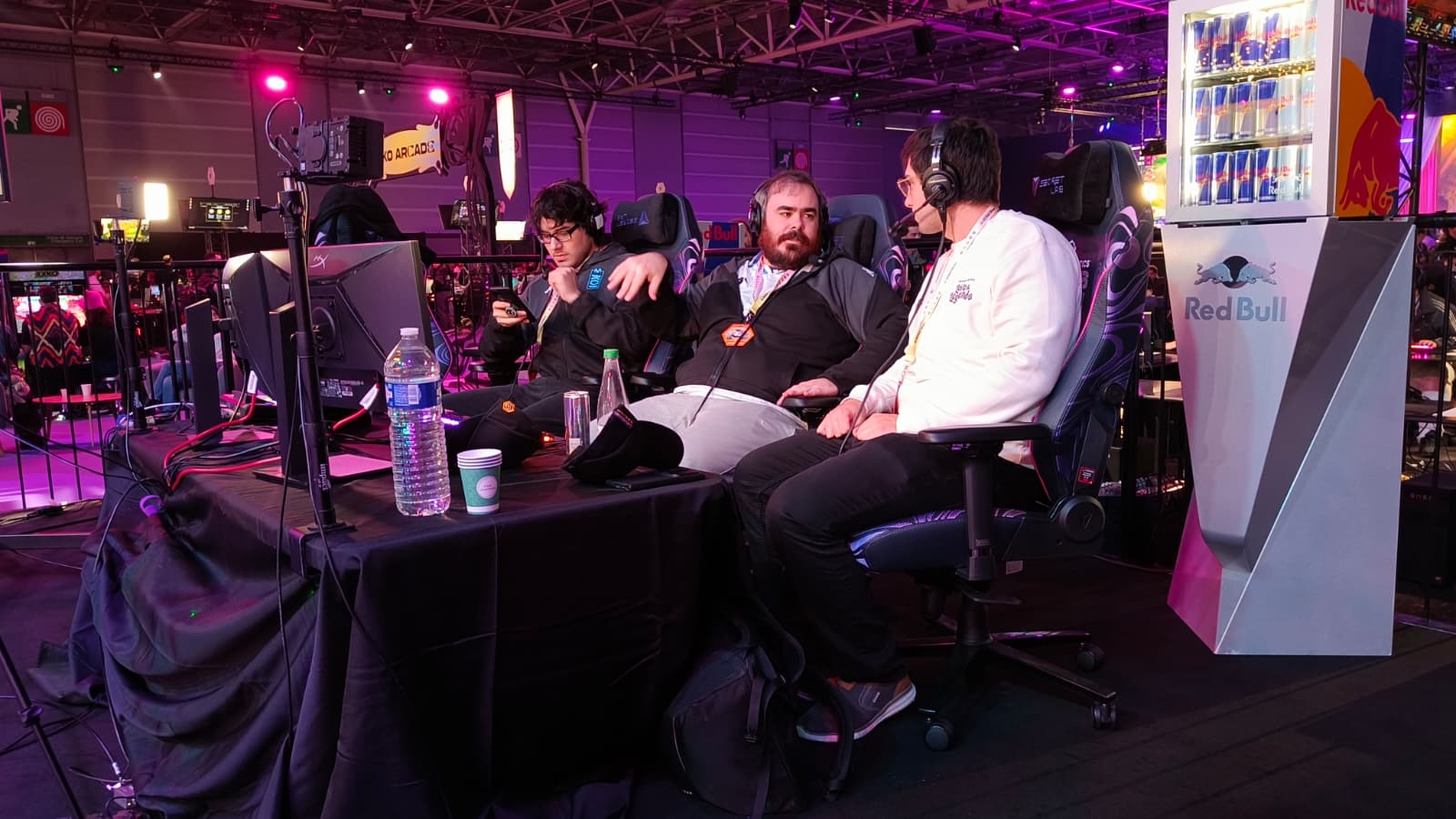 Una imagen de ODESZA, Dalesom y Snoodyboo comentando partidas.