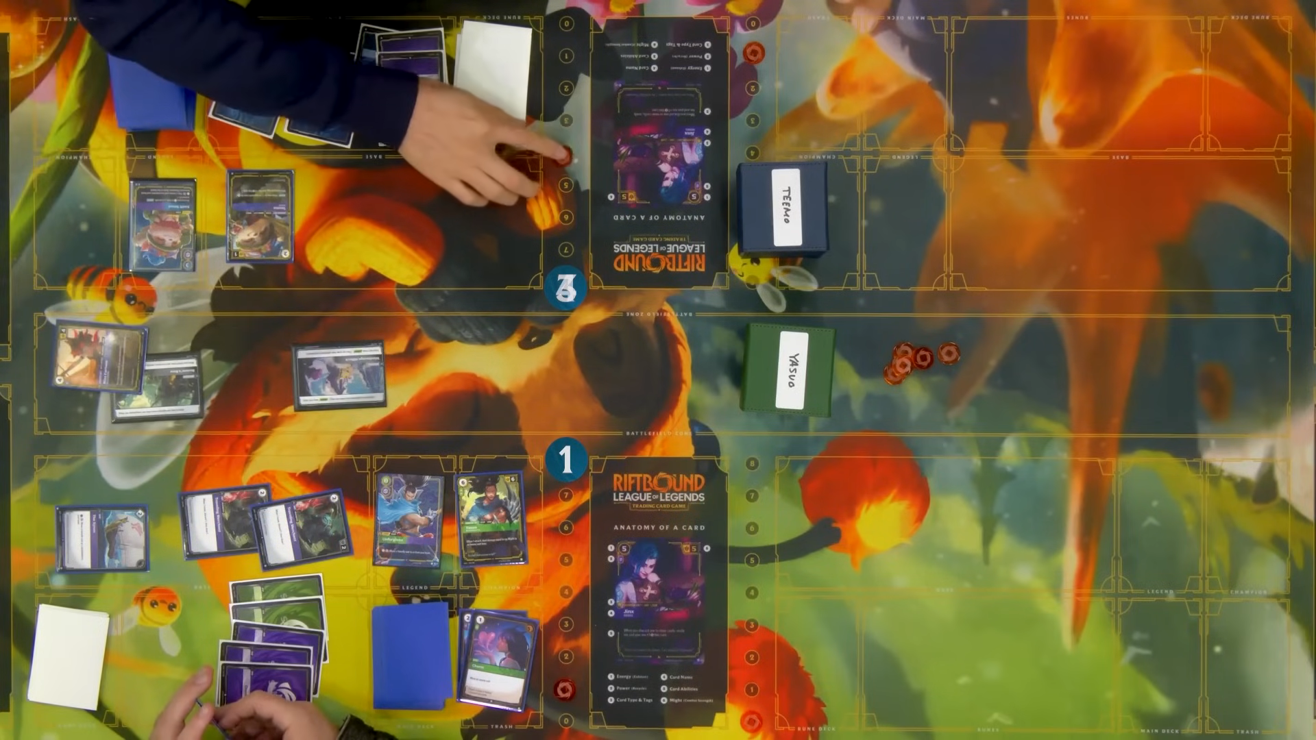 Un ejemplo de partida de Riftbound.