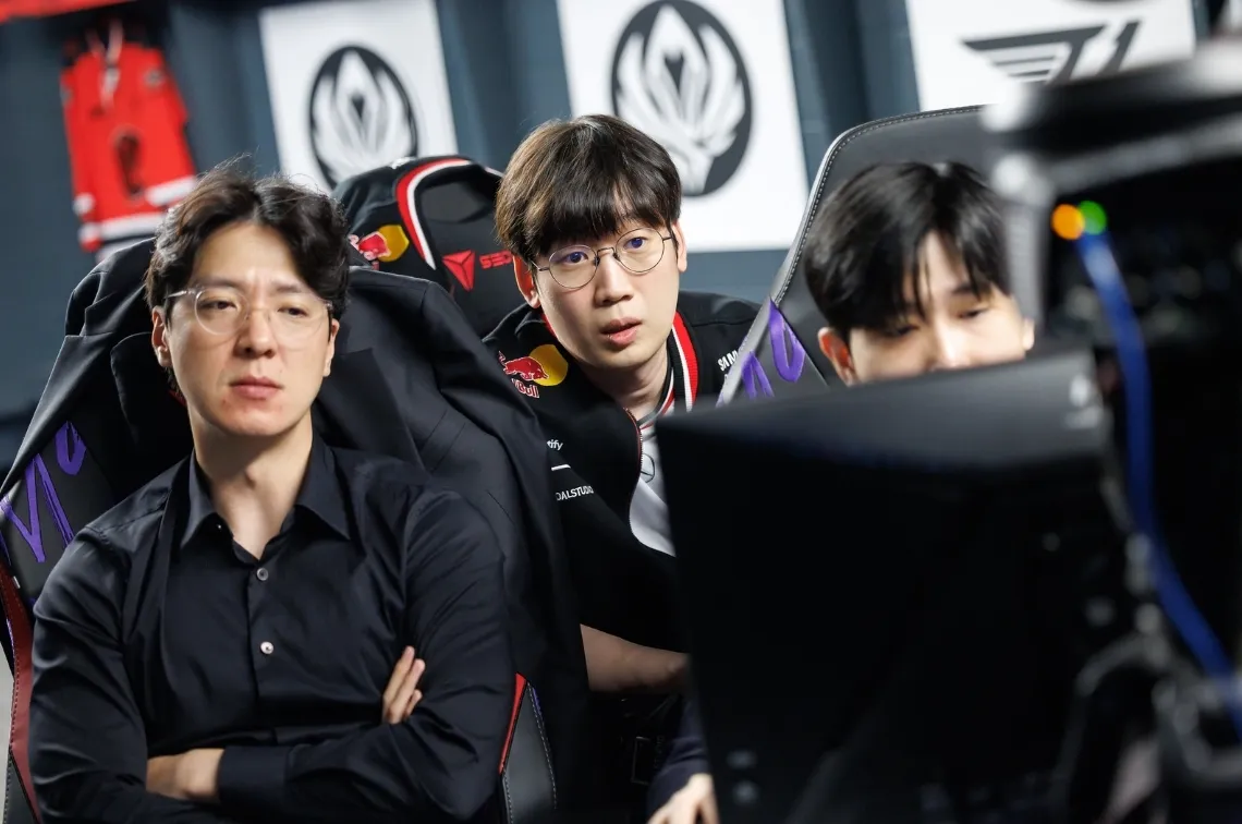 kkOma y el staff técnico de T1.