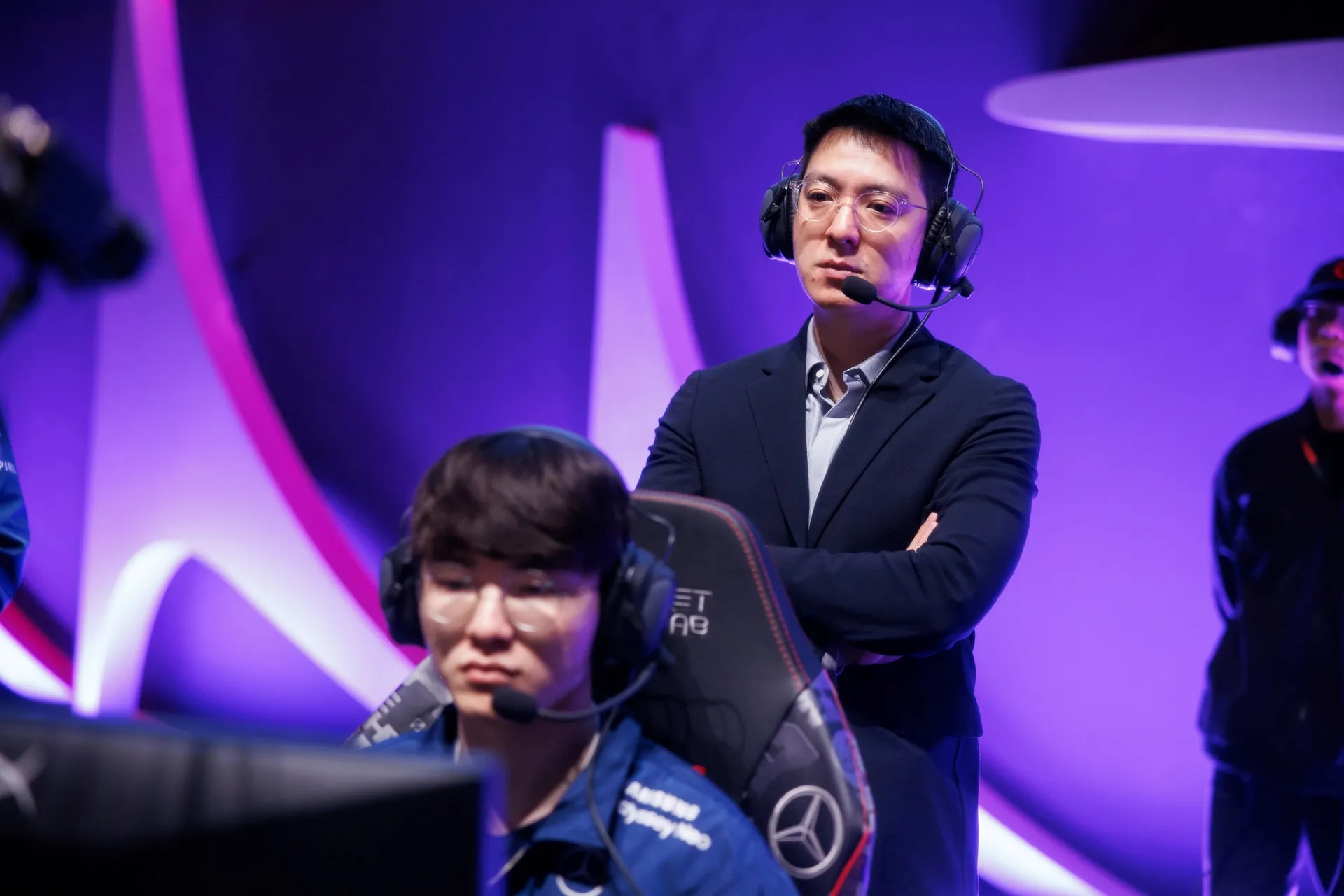 kkOma, entrenador de T1, detrás de Faker en una selección de campeón