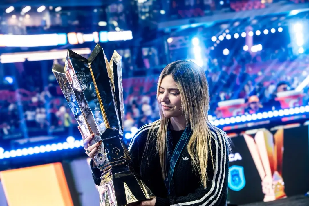 Rivers con la copa de campeonas de la Queens Cup