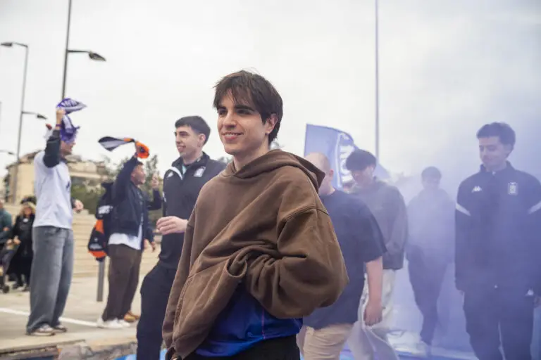 Movistar KOI tira de corazón y afición para remontar el primer mapa.