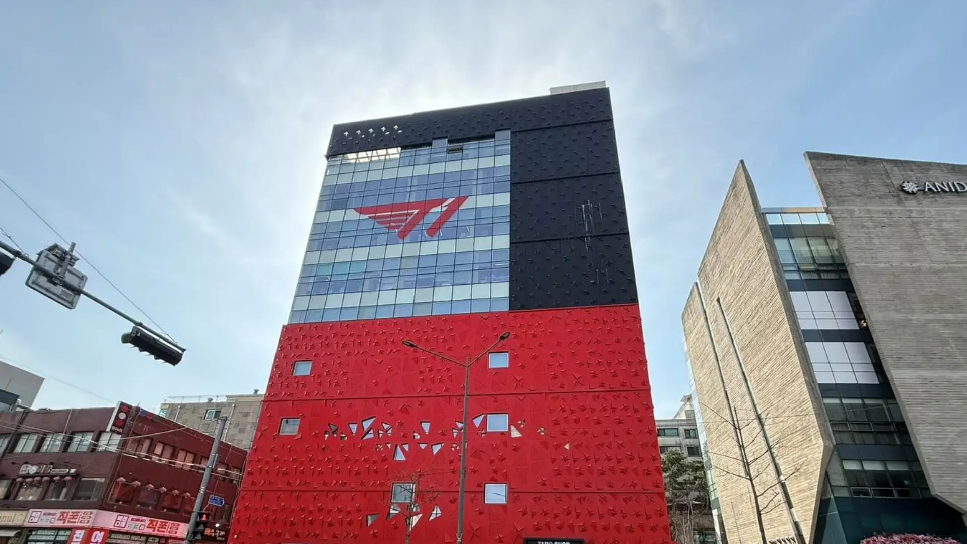 Instalaciones de la tienda de T1 en Gangnam.