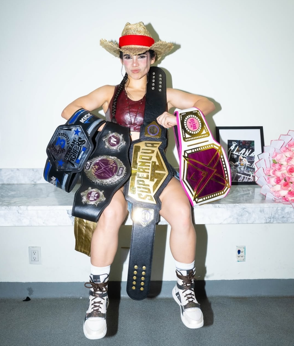 Alana se retira oficialmente del boxeo tras su derrota en Supernova: Genesis Alana y sus cinturones.