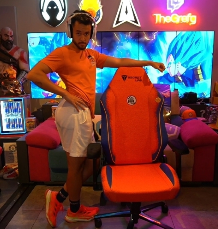 Los 10 objetos que explican la carrera de TheGrefg: de su récord Guinness hasta su Goku Los 10 objetos que explican la carrera de TheGrefg: de su récord Guinness hasta su Goku