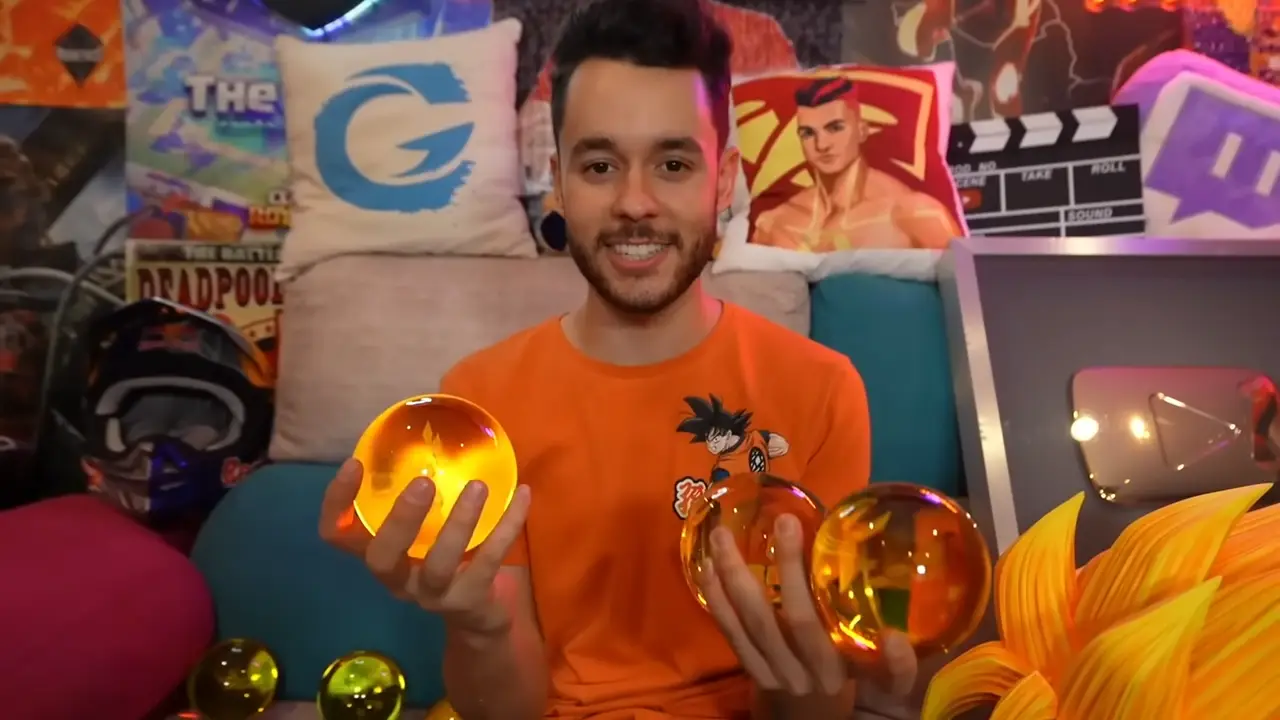 Los 10 objetos que explican la carrera de TheGrefg: de su récord Guinness hasta su Goku TheGrefg y su orgullo de ser friki.