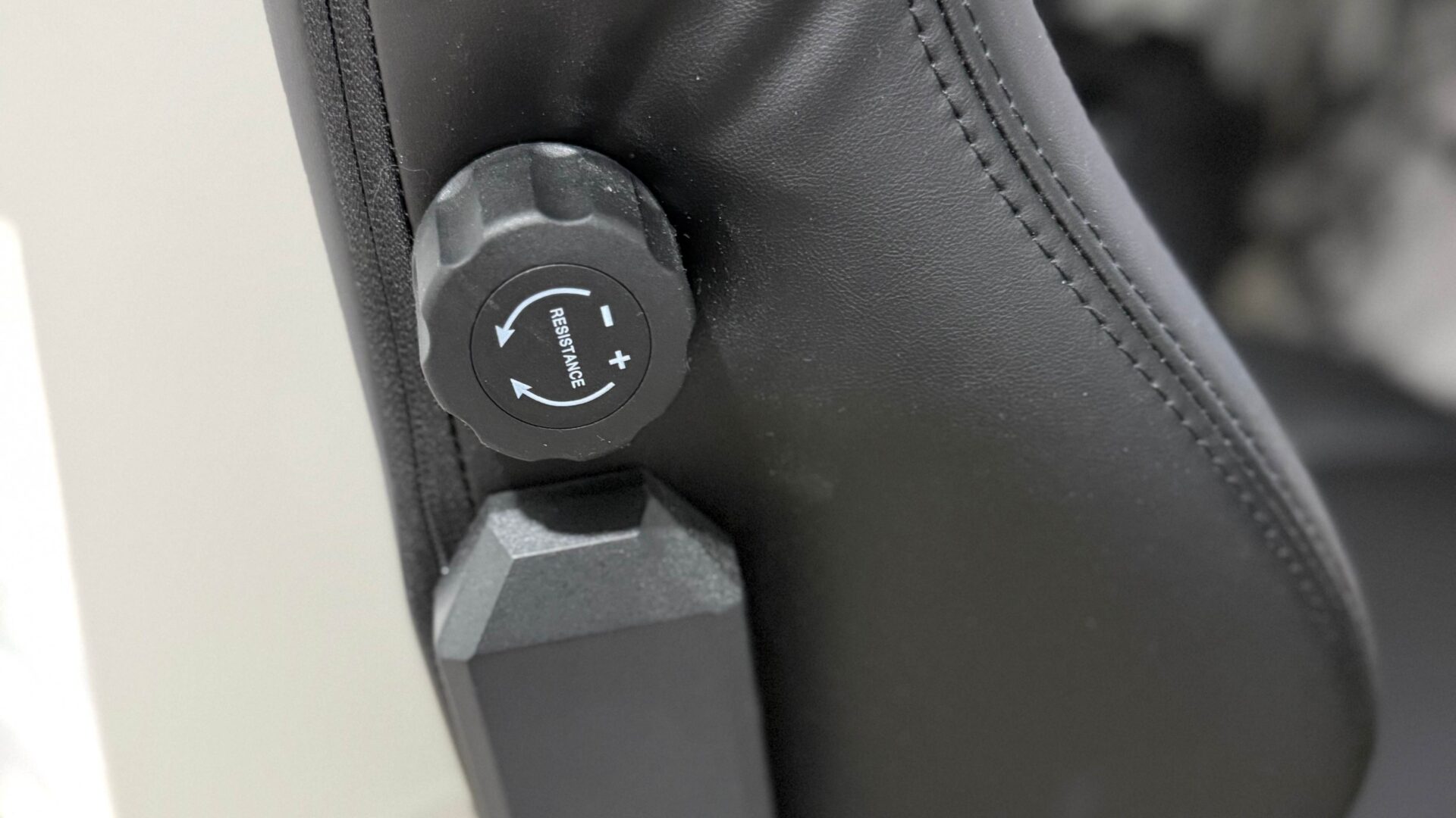 Review de la silla gaming DXRacer Craft: inversión segura para tu setup Rueda para el soporte lumbar de la silla gaming DXRacer Craft
