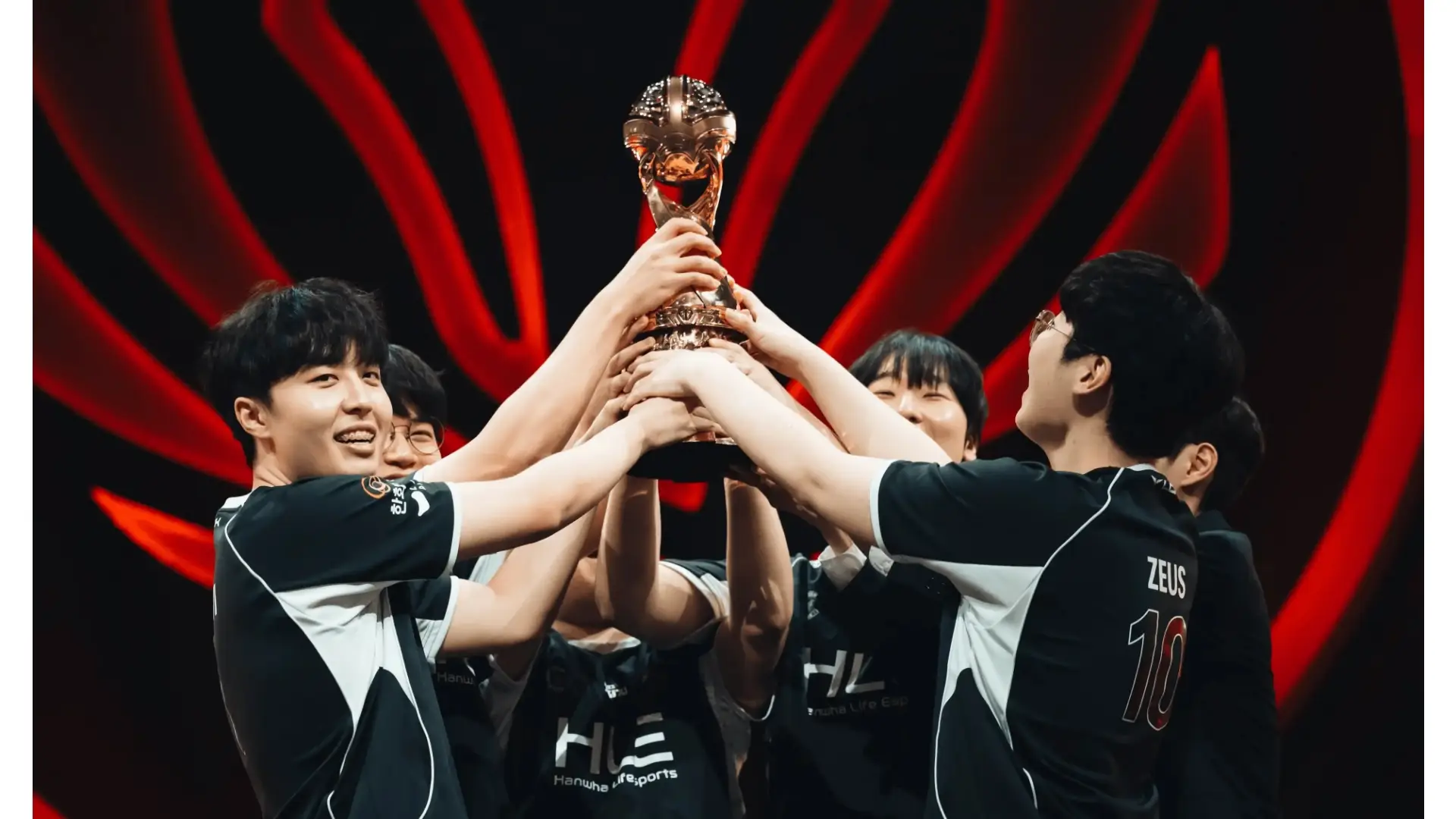 Worlds 2026 peligra para Zeus y Gumayusi: 1-2 en el suizo para Hanwha Life Esports Hanwha Life Esports levantando el MSI 2026.