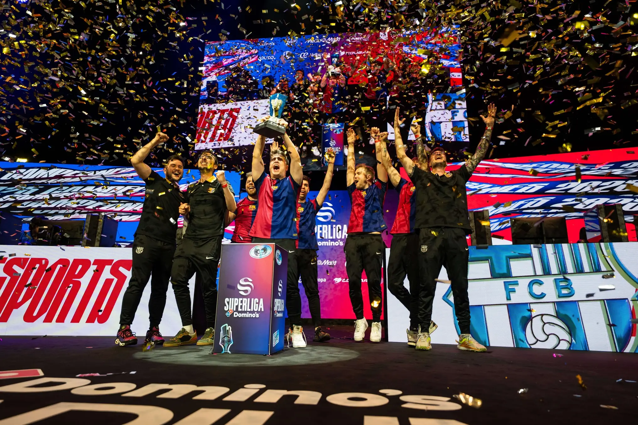 El Barça eSports levantando su primera y única Superliga.